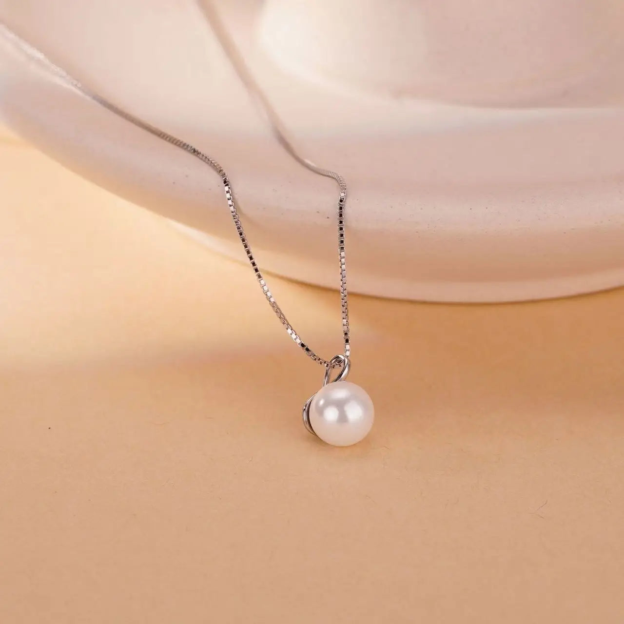 Jkeli S925 Sterling Silver Pearl Necklace Elegantly Simple Lockbone Chain